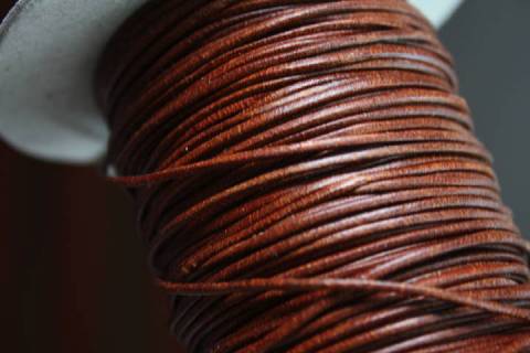 Stabiles K&auml;nguru - Endloslederband 1 mm - Bild: A4