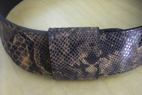 Damenkalblederg&uuml;rtel mit Schlangenpr&auml;gung