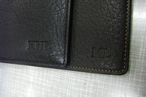 Initialen Praegung auf Brieftaschen - Bild: A3