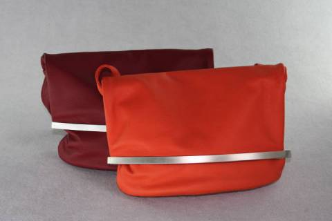 Lederhantaschen mit Zierb&uuml;gelverschluss