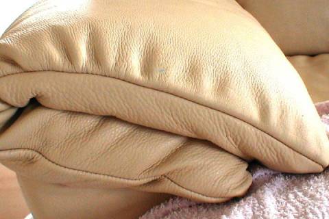 Lederreparaturen an Lederm&ouml;beln - Bild: Vorher