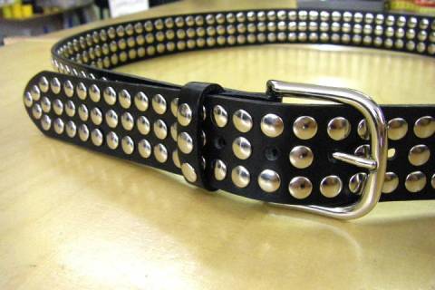 Sonderanfertigungen Lederg&uuml;rtel mit Nieten