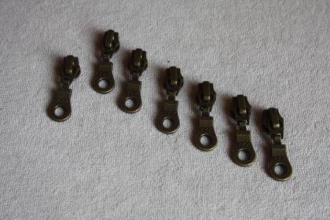 YKK Rei&szlig;verschluss - Schieber Altmessing 5 mm - Bild: A1