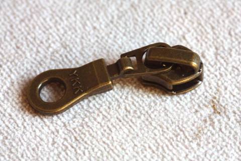 YKK Rei&szlig;verschluss - Schieber Altmessing 5 mm - Bild: A5